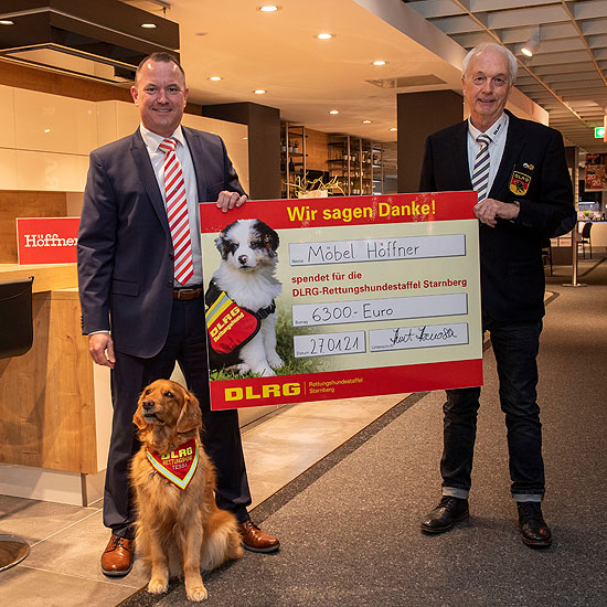 DLRG-Rettungshund Tessa ließ es sich nicht nehmen, mit zur Scheckübergabe zu Möbel Höffner nach München-Freiham zu kommen Fotocredit Hannes Magerstaedt hannes@magerstaedt.de Tel.01728178700